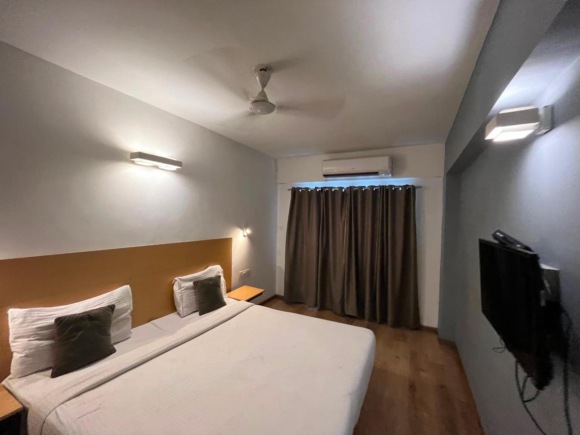 Hotel Palette Magarpatta Near Season Mall *