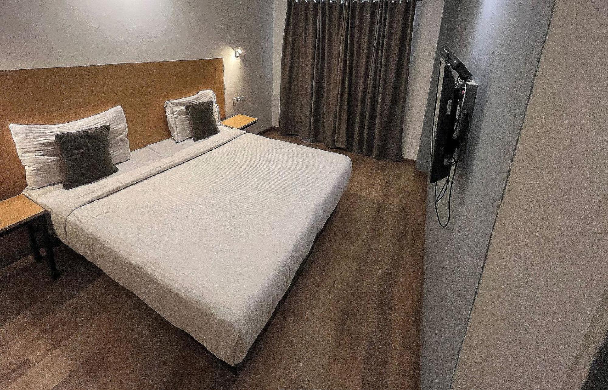 Hotel Palette Magarpatta Near Season Mall