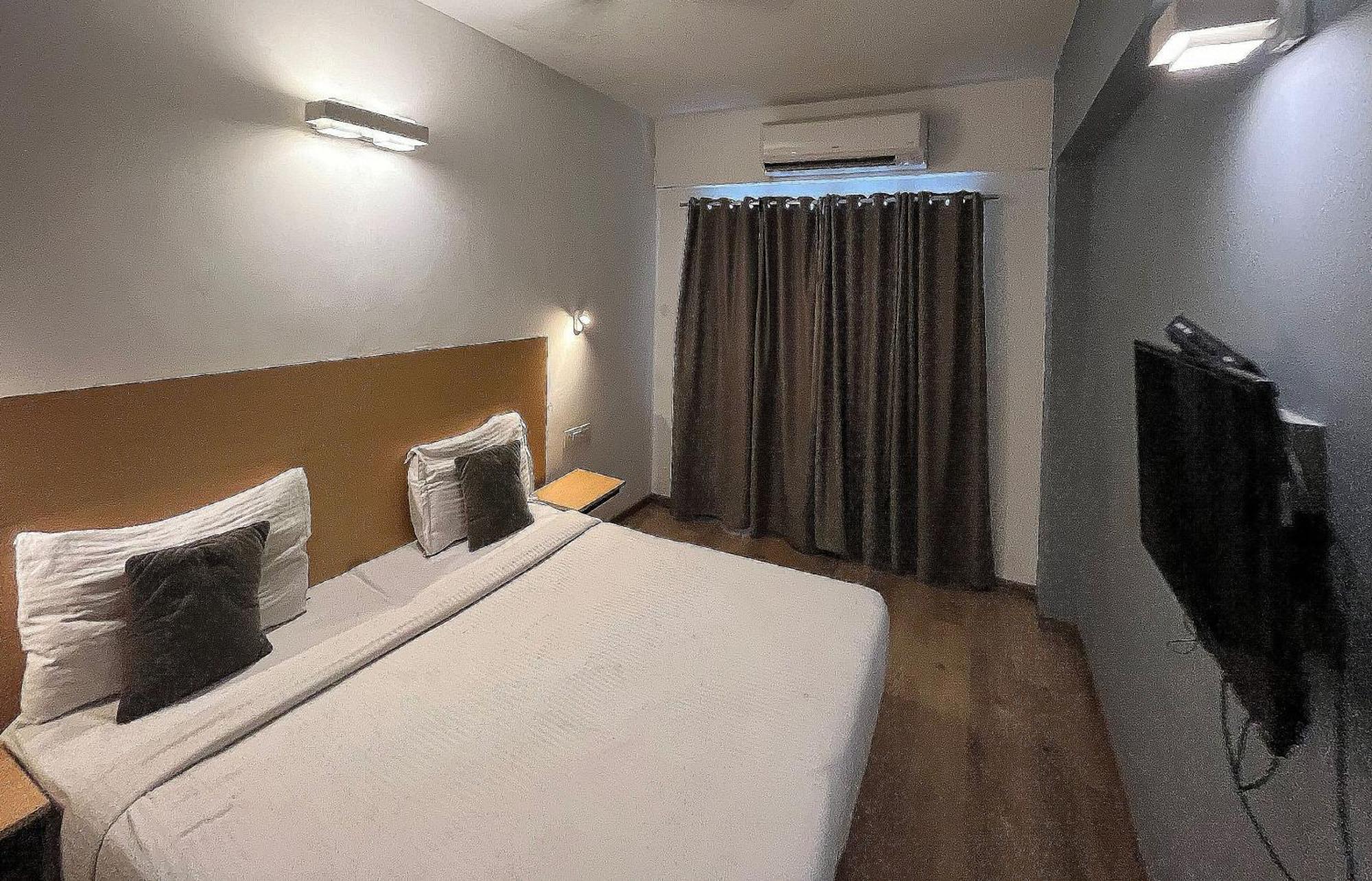 Hotel Palette Magarpatta Near Season Mall Mundhwa