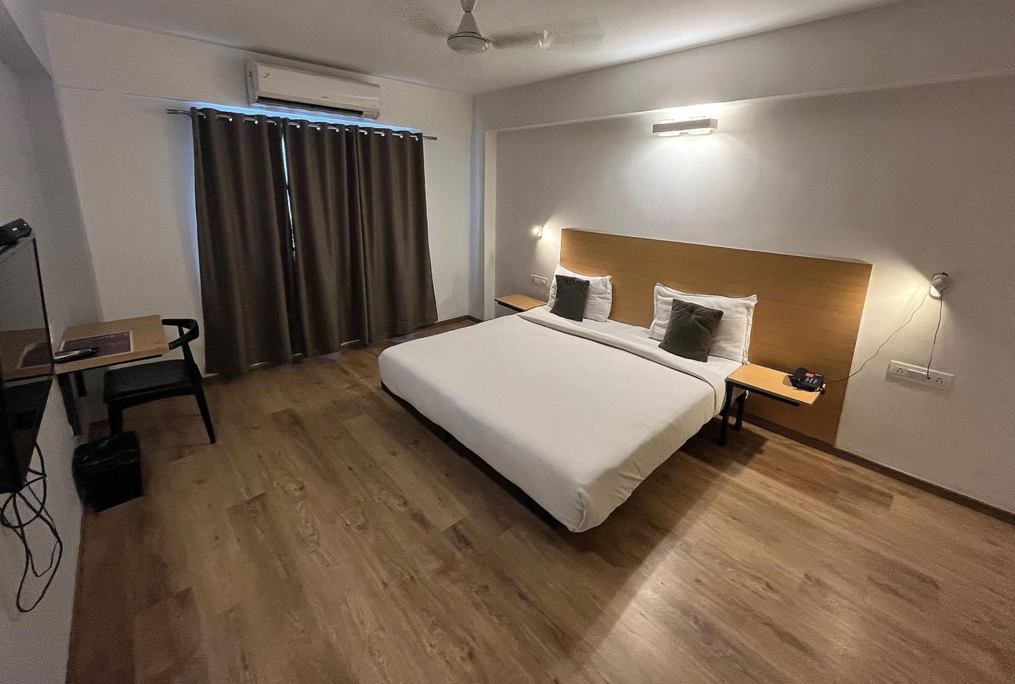 Palette Magarpatta Near Season Mall Mundhwa